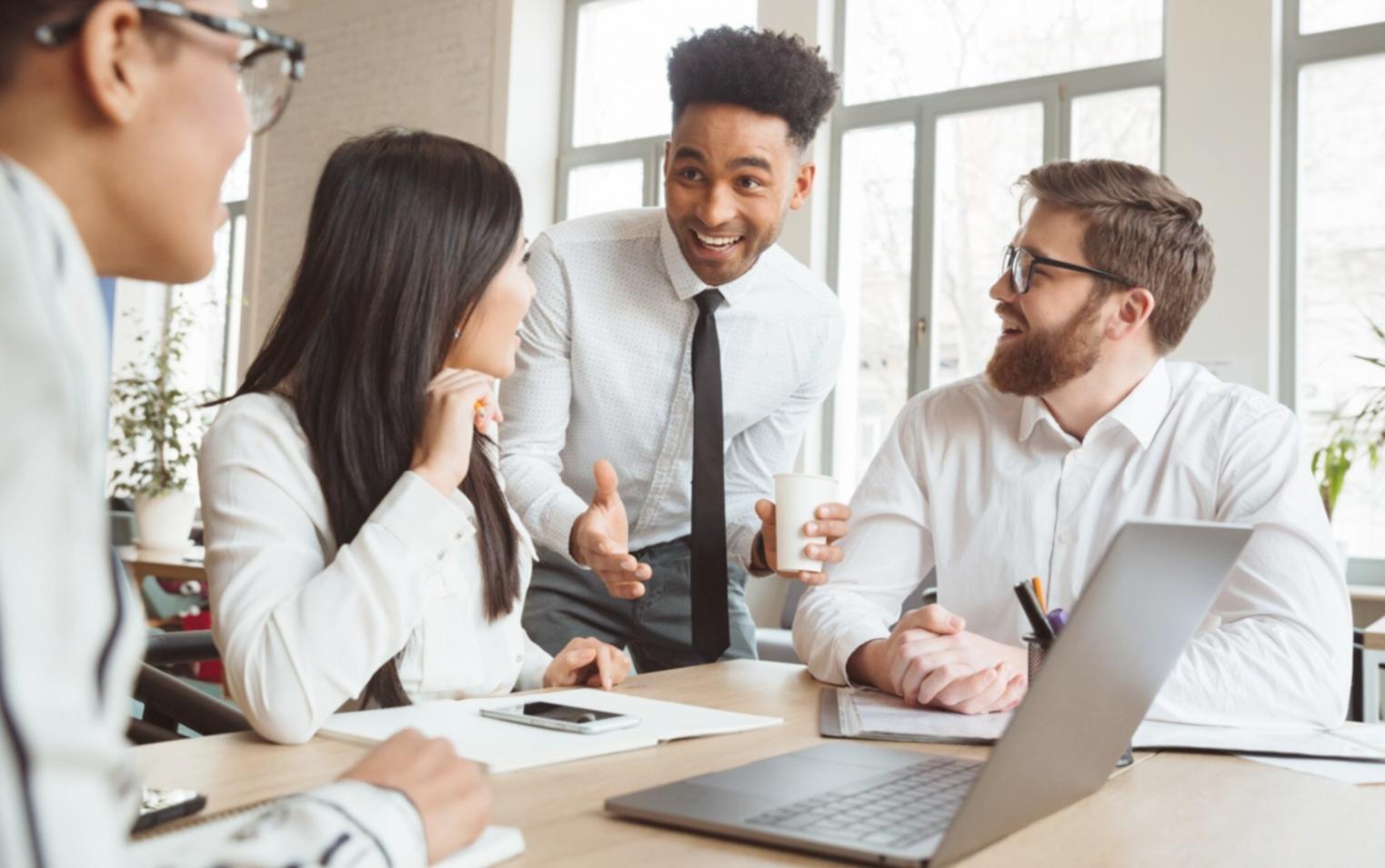 Detailansicht von Finanzanalysen und Prognosecharts am Computer