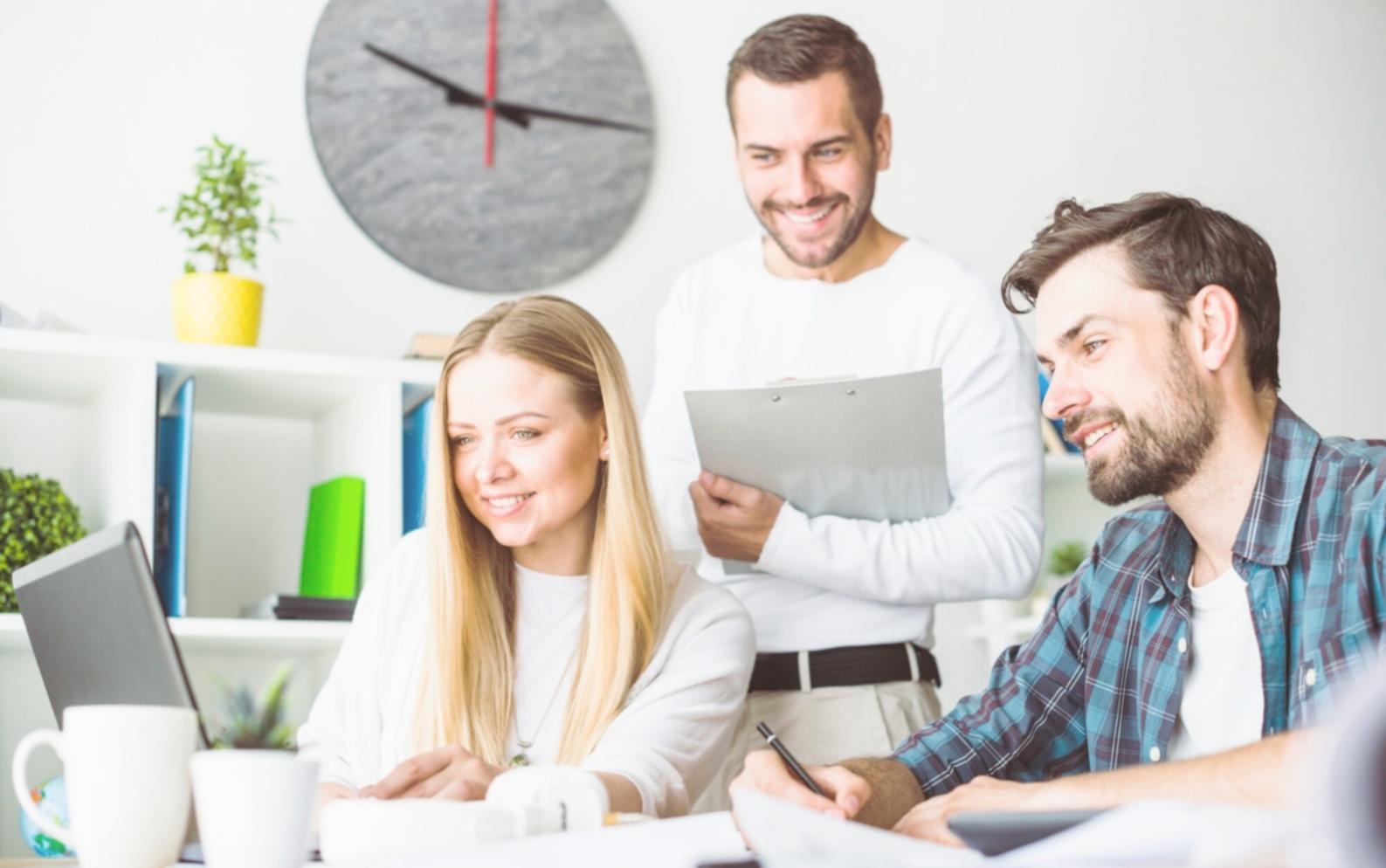 Detaillierte statistische Diagramme und Analyseergebnisse auf einem modernen Arbeitsplatz